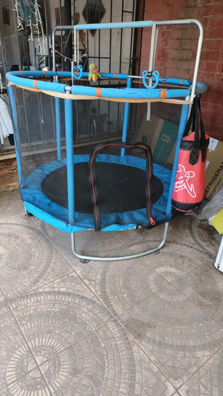 Trampolín infantil con red de seguridad azul - 1