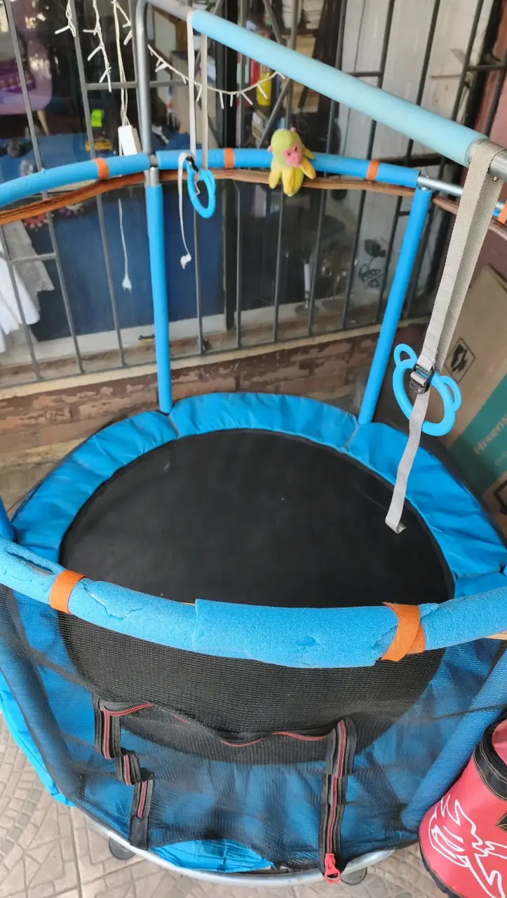 Trampolín infantil con red de seguridad azul - 3