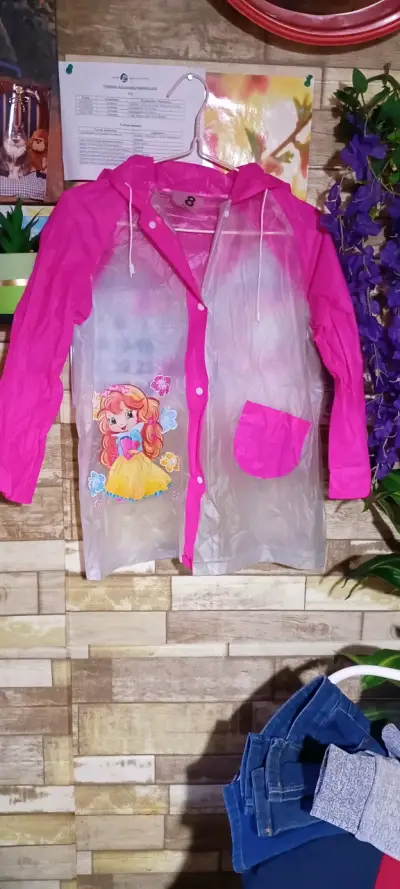 Impermeable infantil con diseño de princesa - miniatura 1
