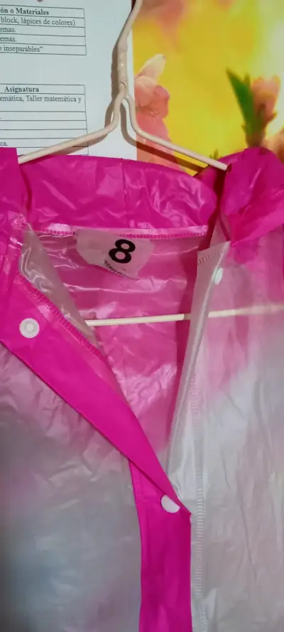 Impermeable infantil con diseño de princesa - miniatura 2