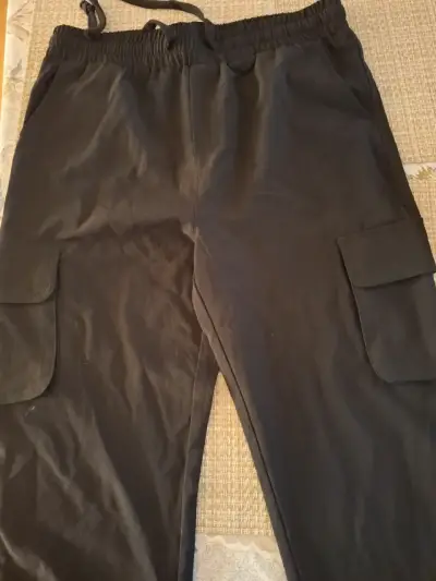 Pantalones cargo negros para hombre - miniatura 2