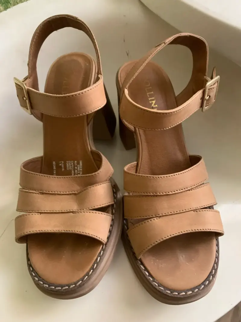 Sandalias de tacón alto color beige marca Pollini - 1