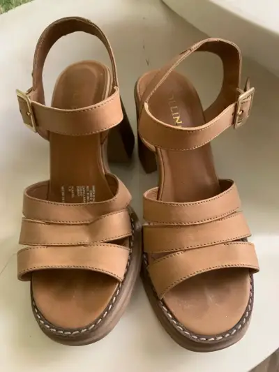 Sandalias de tacón alto color beige marca Pollini - miniatura 1