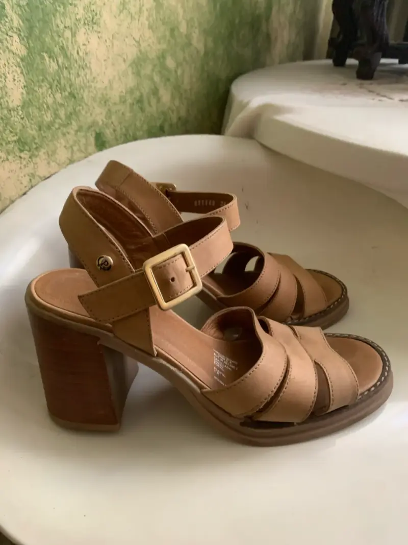 Sandalias de tacón alto color beige marca Pollini - 2