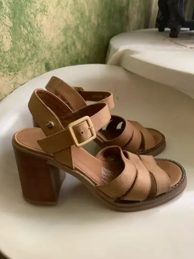 Sandalias de tacón alto color beige marca Pollini - miniatura 2