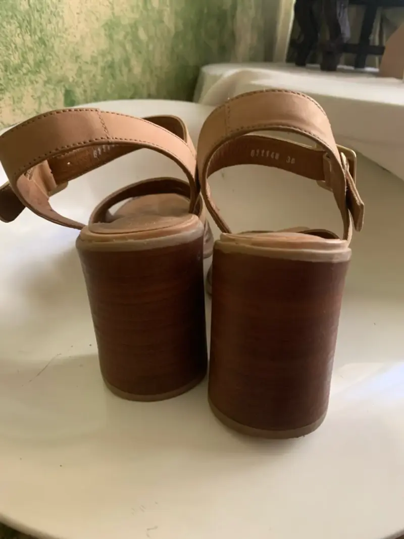 Sandalias de tacón alto color beige marca Pollini - 3