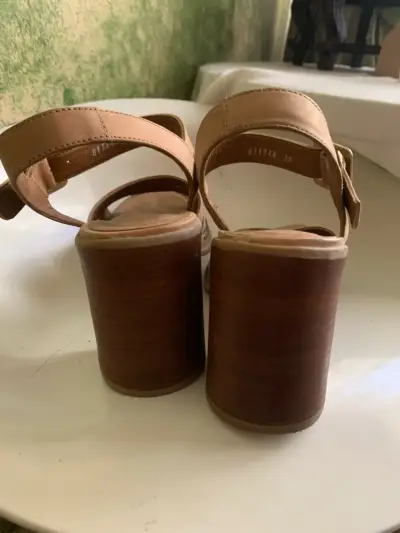 Sandalias de tacón alto color beige marca Pollini - miniatura 3