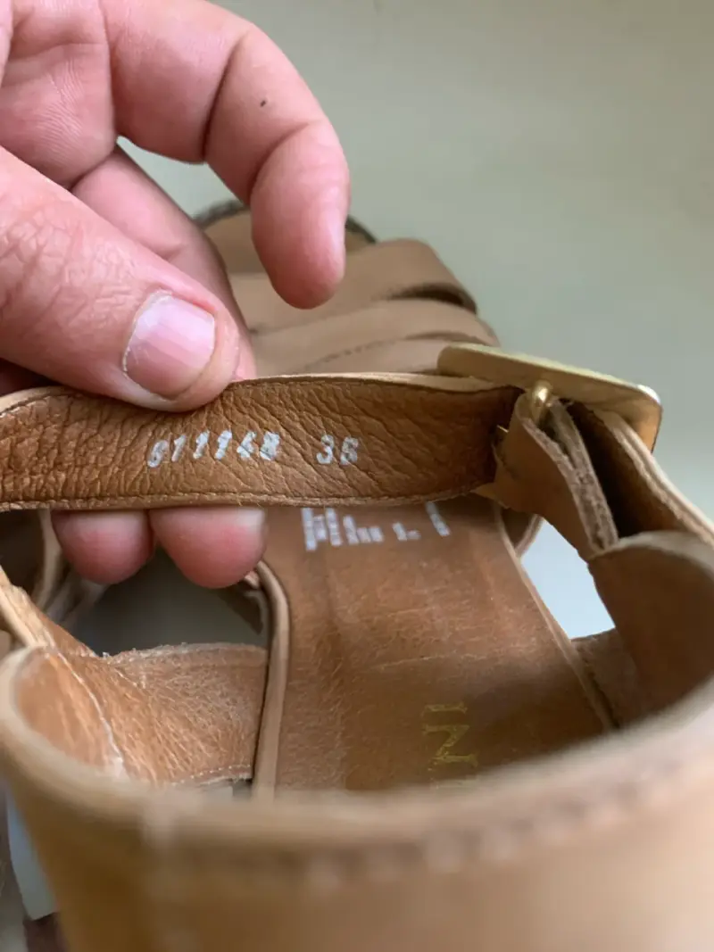 Sandalias de tacón alto color beige marca Pollini - 5