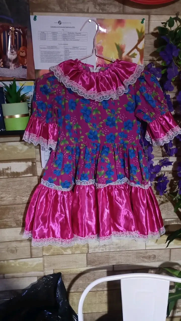 Vestido tradicional infantil con encaje y flores - 1
