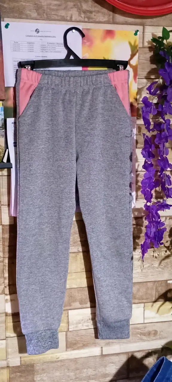 Pantalones deportivos grises con detalles rosados