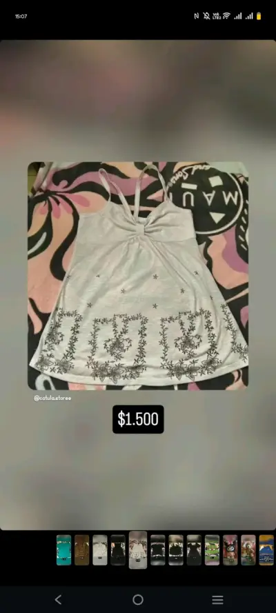 Polera blanca con diseño floral negro - miniatura 1