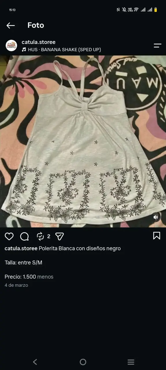 Polera blanca con diseño floral negro - 2