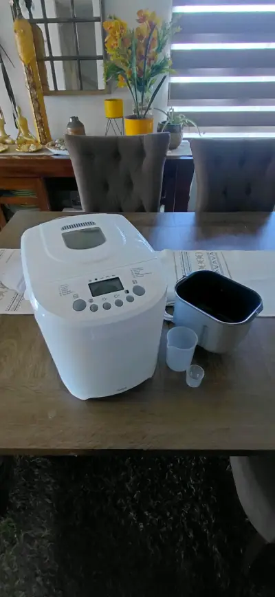 Máquina de pan blanca con accesorios - miniatura 1