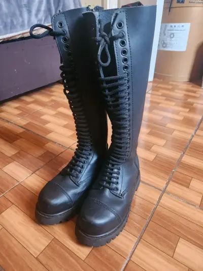 Botas negras de cuero estilo militar - miniatura 1