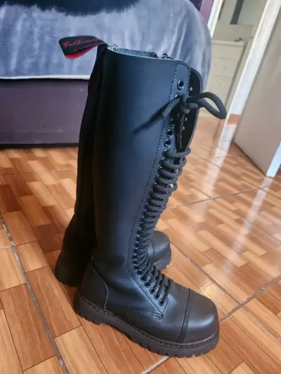 Botas negras de cuero estilo militar - miniatura 3