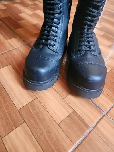 Botas negras de cuero estilo militar - miniatura 4
