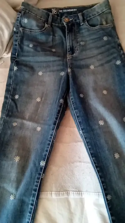 Jeans No Boundaries con flores bordadas - miniatura 1