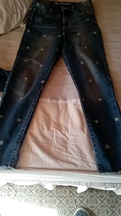 Jeans No Boundaries con flores bordadas - miniatura 2