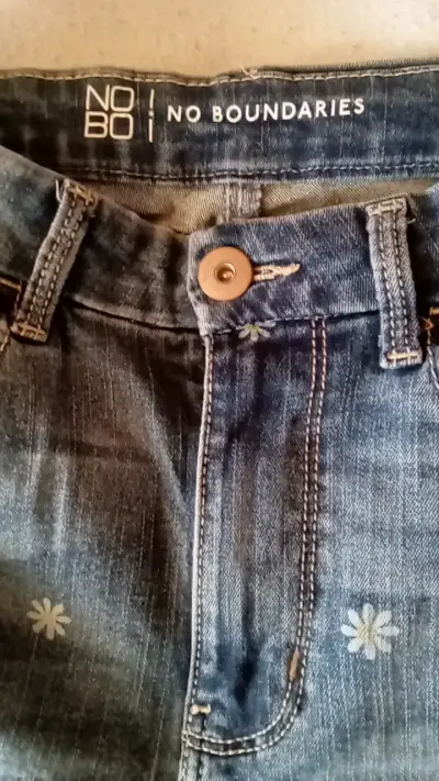 Jeans No Boundaries con flores bordadas - miniatura 3