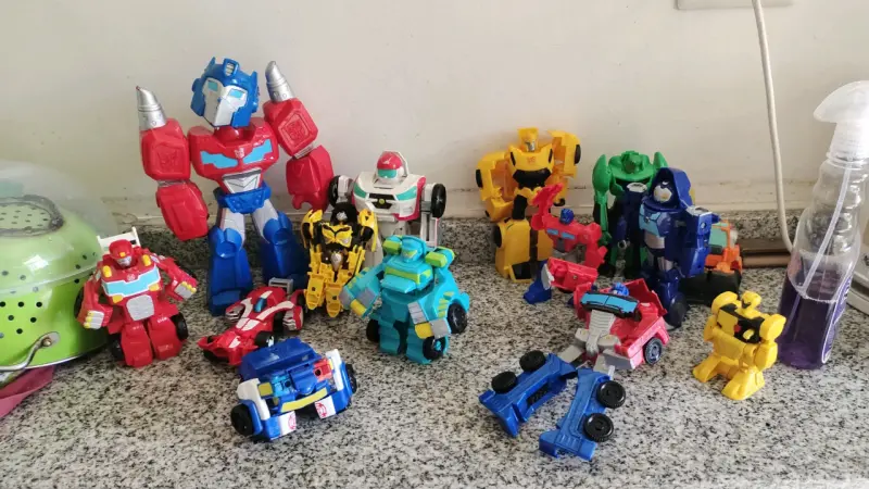 Colección de figuras de acción transformables