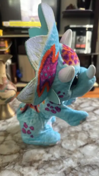 Furreal dinosaurio triceratops - miniatura 2