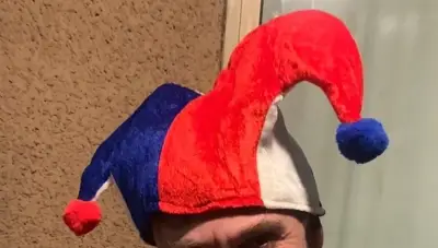 Gorro de bufón tricolor para fiestas - miniatura 2