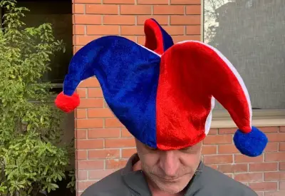 Gorro de bufón tricolor para fiestas - miniatura 3