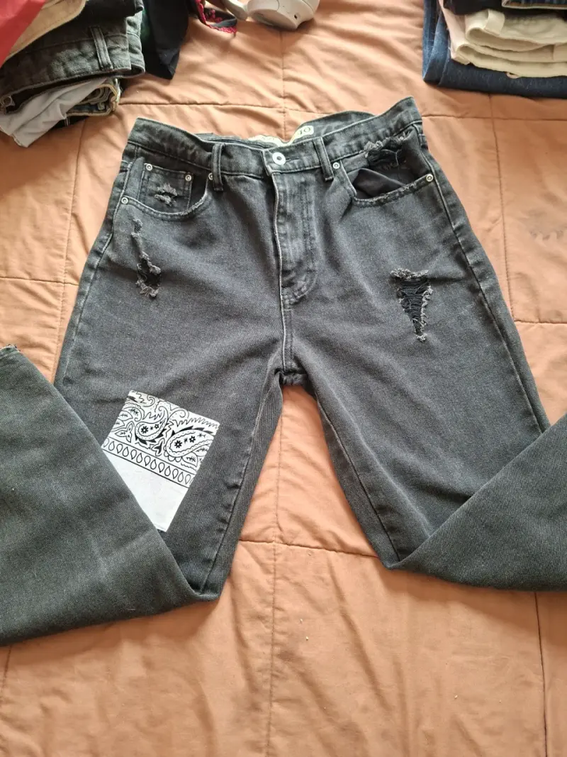 Jeans grises con parches