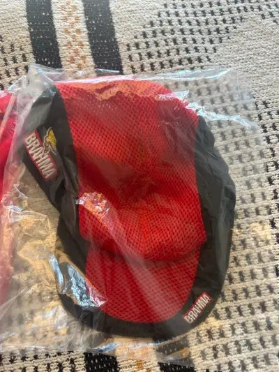 Gorra deportiva roja y negra Brahma - miniatura 1