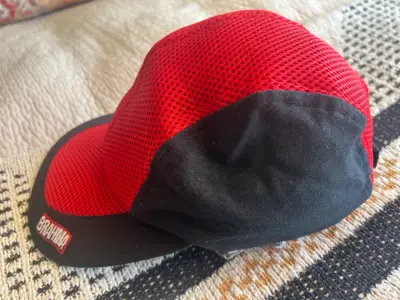 Gorra deportiva roja y negra Brahma - miniatura 2