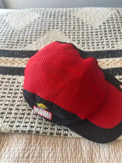 Gorra deportiva roja y negra Brahma - miniatura 3