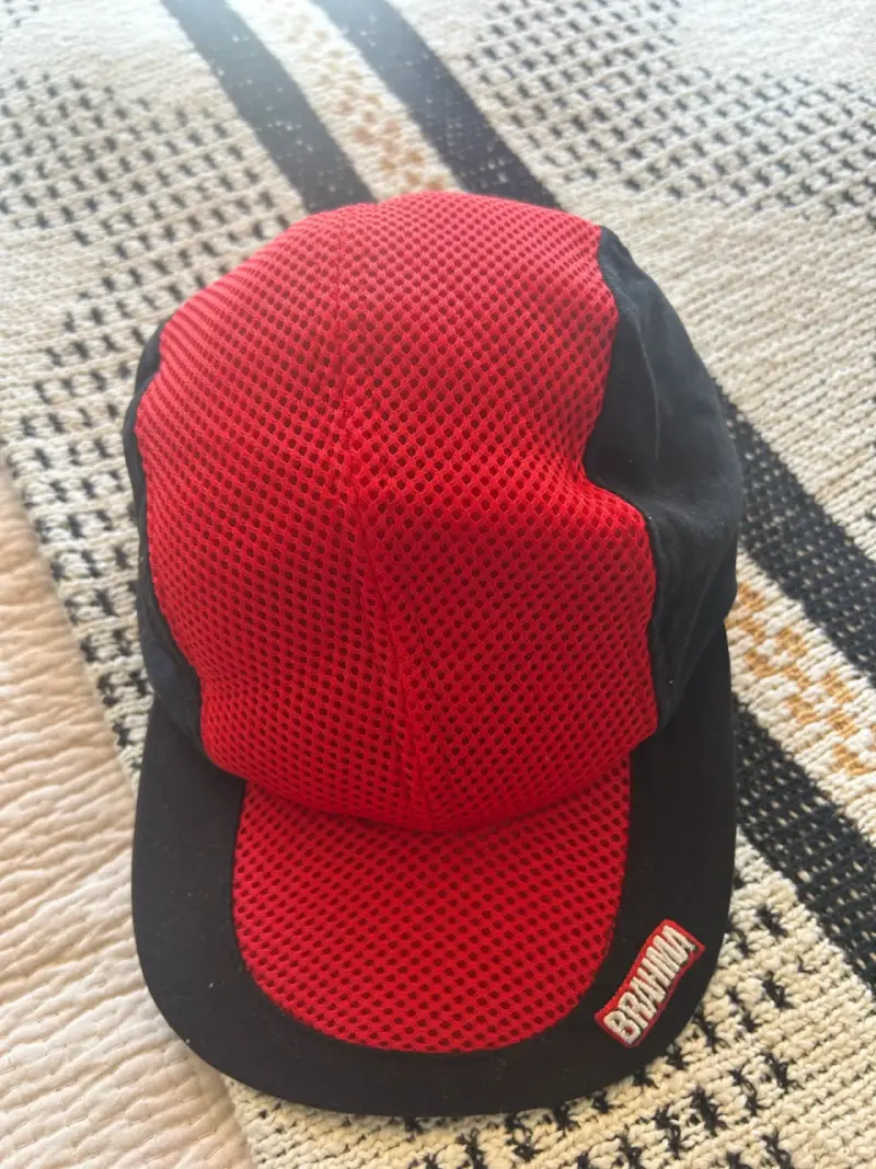 Gorra deportiva roja y negra Brahma - 4