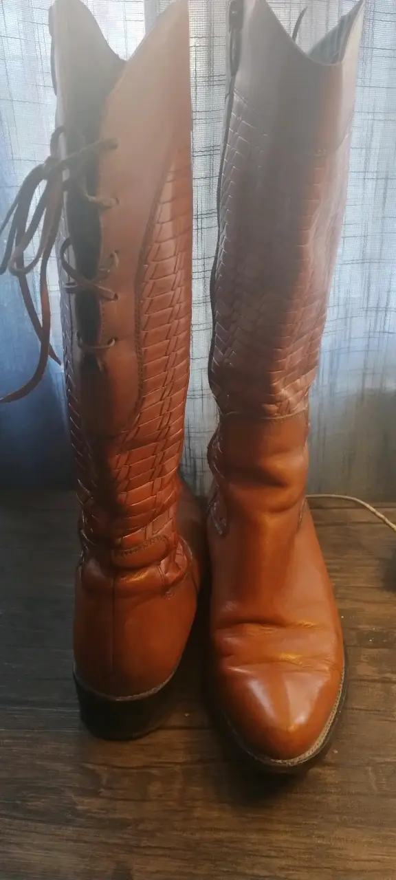 Botas de cuero marrón con diseño trenzado - 1