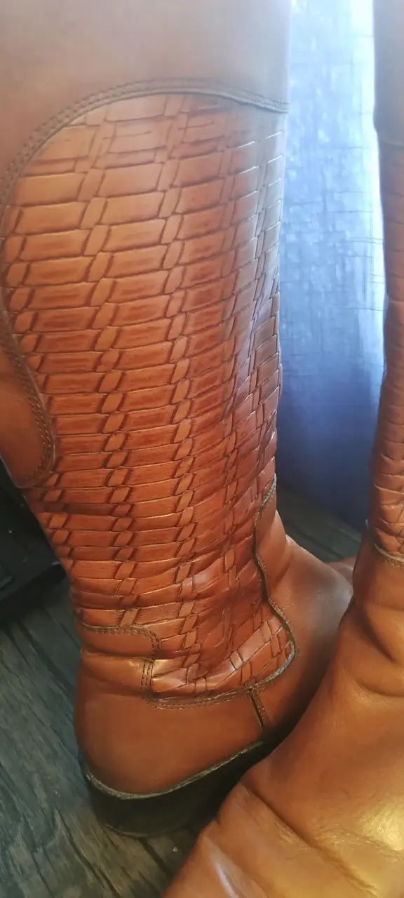 Botas de cuero marrón con diseño trenzado - 2