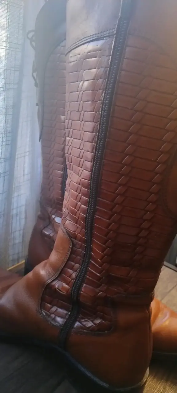 Botas de cuero marrón con diseño trenzado - 4