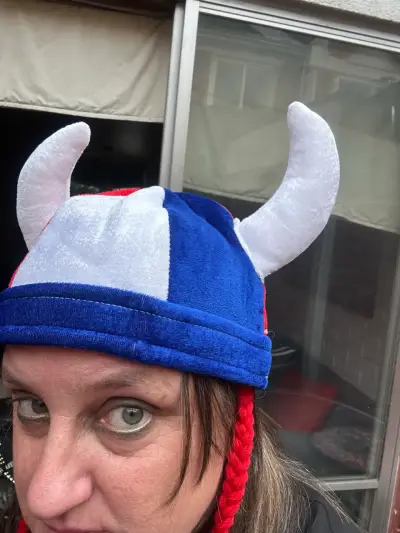 Gorro vikingo tricolor con cuernos - miniatura 1