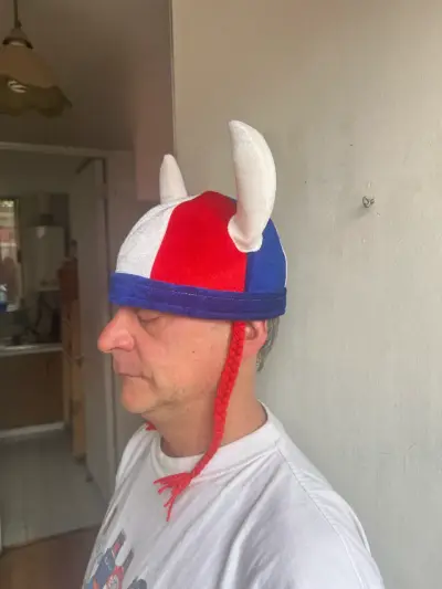 Gorro vikingo tricolor con cuernos - miniatura 3
