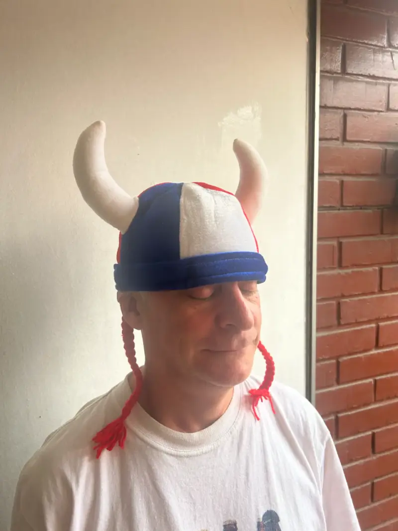 Gorro vikingo tricolor con cuernos - 4