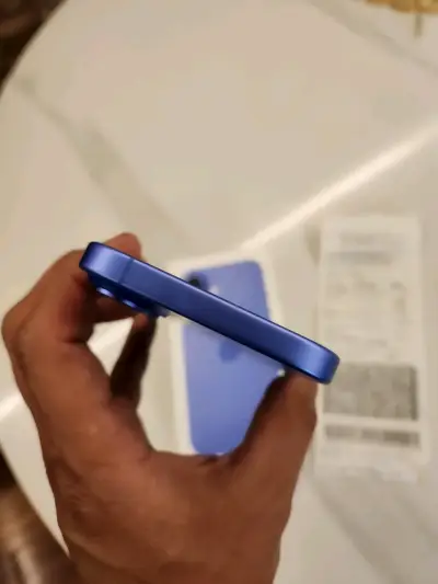 iPhone 16 con caja y boleta - miniatura 4