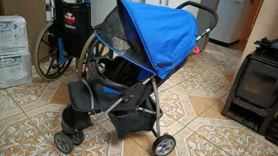 Coche de bebé azul plegable en buen estado - miniatura 1