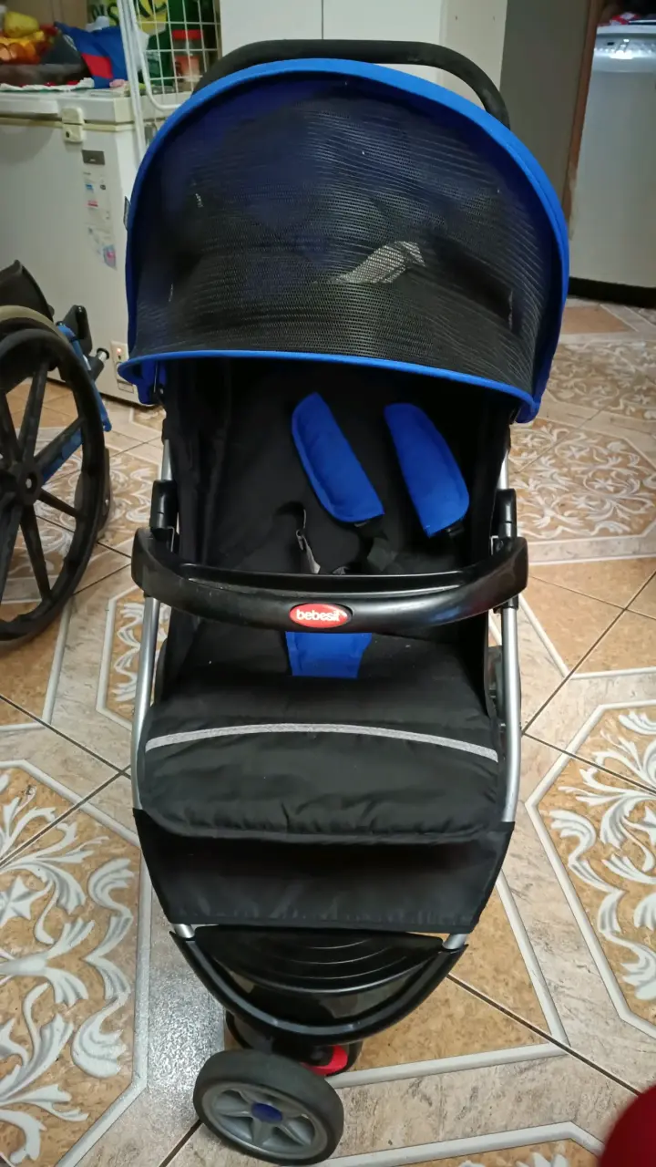 Coche de bebé azul plegable en buen estado - 2