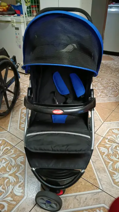 Coche de bebé azul plegable en buen estado - miniatura 2