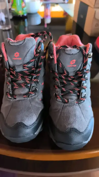 Botas de trekking Lotto gris y rojo - miniatura 1