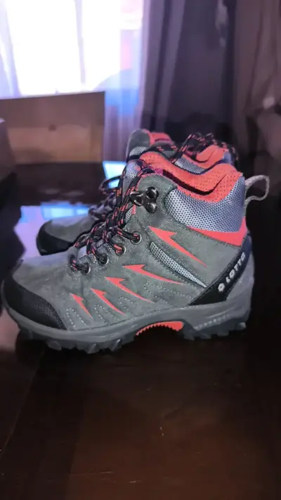 Botas de trekking Lotto gris y rojo - miniatura 2