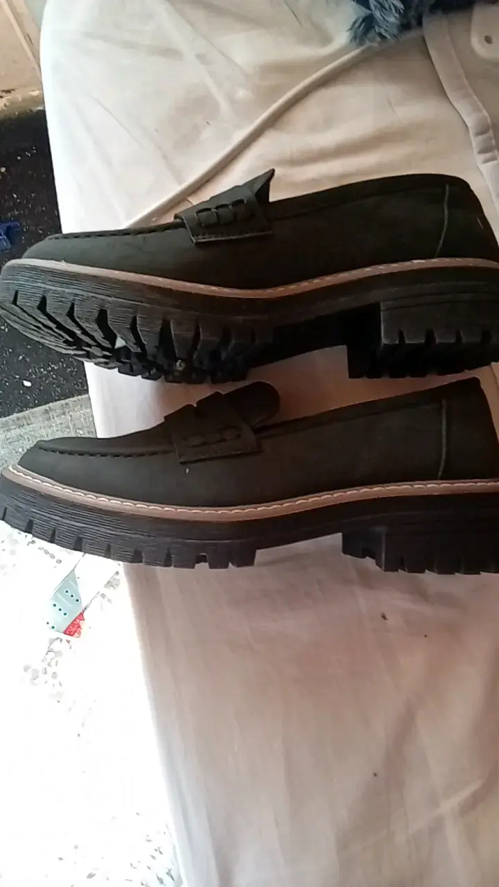 Zapatos mocasines negros con suela gruesa - 2