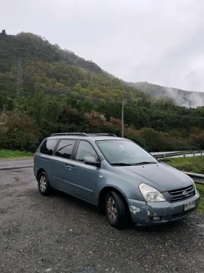 Kia Grand Carnival 2008 en buen estado - miniatura 1