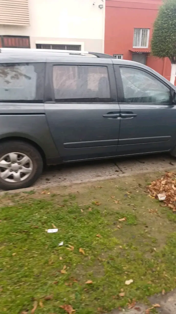 Kia Grand Carnival 2008 en buen estado - 3