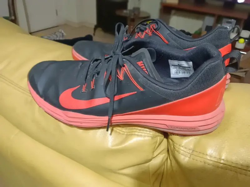 Zapatillas deportivas Nike negras y rojas
