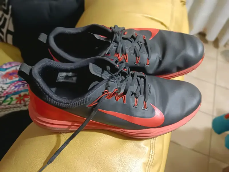 Zapatillas deportivas Nike negras y rojas - 2