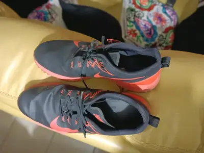 Zapatillas deportivas Nike negras y rojas - miniatura 3